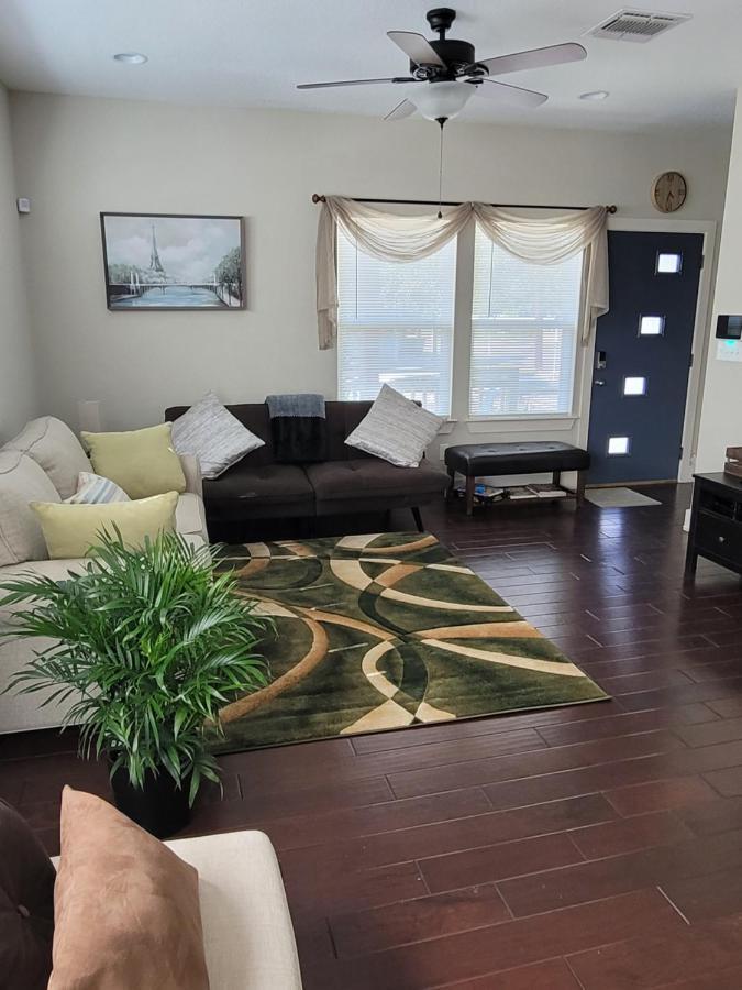 Spacious Townhouse Minutes From Downtown Sa. San Antonio Exterior photo